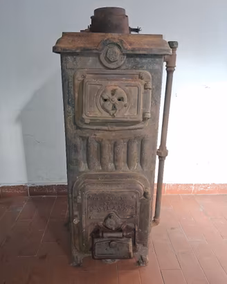 Stufa in ghisa. Pezzo d'arredamento/antiquariato