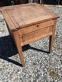 Scrittoio antico con piano di scrittura inclinato