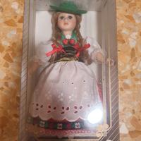 Bambola in porcellana con costume tipico bavarese