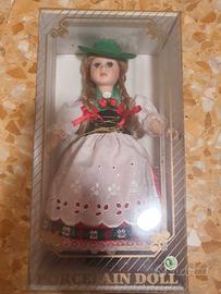 Bambola in porcellana con costume tipico bavarese