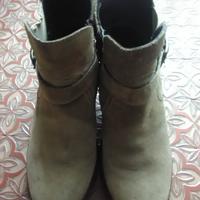 Stivaletti a zeppa Bata