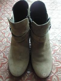 Stivaletti a zeppa Bata