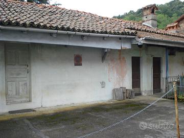 Casa rustico con terreno adiacente