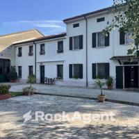 SPLENDIDA VILLA TOTALMENTE IMMERSA NEL VERDE ADIBI