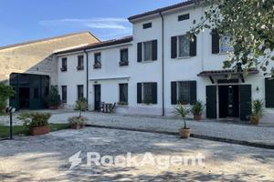 SPLENDIDA VILLA TOTALMENTE IMMERSA NEL VERDE ADIBI