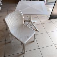 tavoli  sedie bicchieri per ristorante 