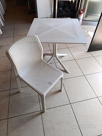 tavoli  sedie bicchieri per ristorante 