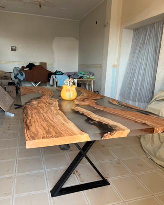 Tavolo da pranzo in legno e resina