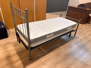 Letto singolo in ferro con rete e materasso