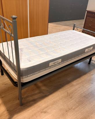 Letto singolo in ferro con rete e materasso