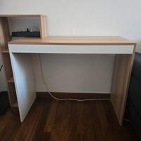 Scrivania con libreria