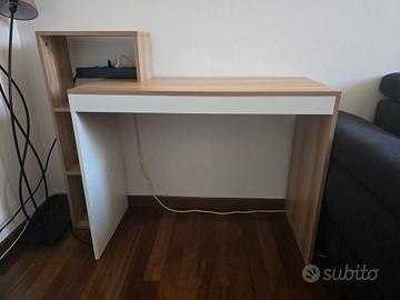 Scrivania con libreria