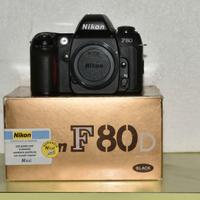 Fotocamera analogica Nikon F80D.