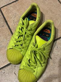 Scarpe adidas super star verde flou