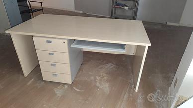 Scrivania da ufficio con cassettiera a chiave 