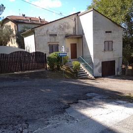 Casa singola con terreno edificabile 1000 mq