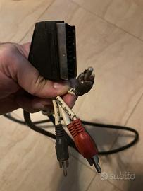 Cavo SCART → RCA (Audio/Video).