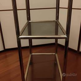 Scaffale con 3 mensole in vetro e rotelle – Stile