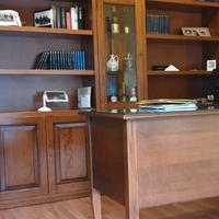 studio in legno con parete attrezzata e scrivania 