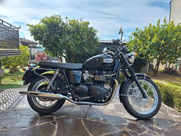 Triumph Bonneville t100 black special edition