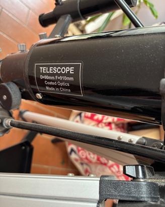 Telescopio Sky-Watcher 90/910 su montatura equator