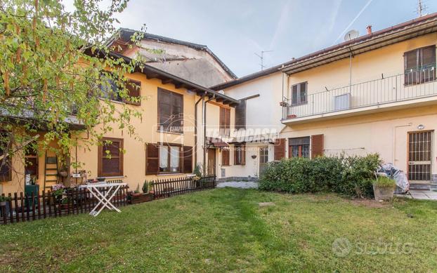 GRAZIOSO TRILOCALE DOPPI SERVIZI CON GIARDINO !!