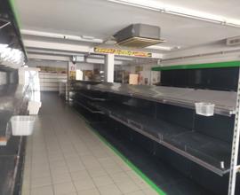 Negozio con cella frigo di 16mq