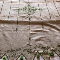 Tenda ricamata a mano