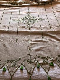 Tenda ricamata a mano