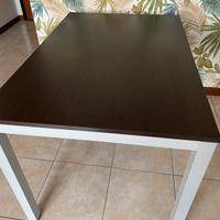 Tavolo marrone scuro