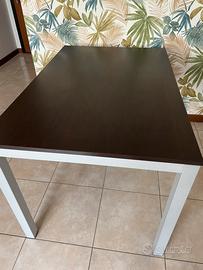 Tavolo marrone scuro