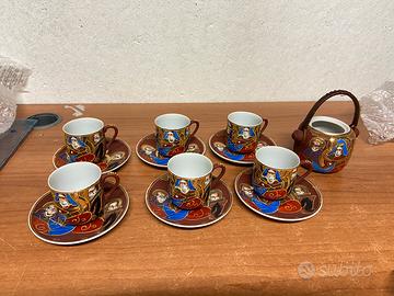 Tazzine giapponesi guscio d’uovo geisha sul fondo