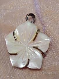 Ciondolo fiore in madreperla