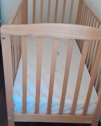 Lettino per bambini con le sbarre e materassino