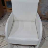 poltrona, 2 sgabelli e 2 tavolini