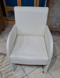 poltrona, 2 sgabelli e 2 tavolini