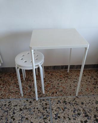 Tavolino con sgabelli IKEA 