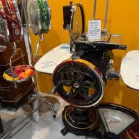 Affettatrice antica a volano restaurata perfetta