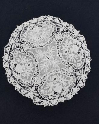 Centrotavola  in pizzo floreale - diam. 42 cm.