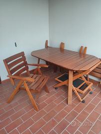 tavolo di legno con 4 sedie da giardino 
