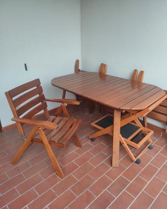 tavolo di legno con 4 sedie da giardino 