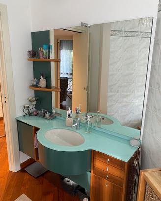 Mobile bagno con lavabo e specchio