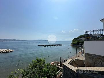 2 LOCALI A BACOLI