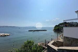 2 LOCALI A BACOLI
