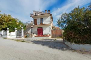 Casa indipendente Campovalano di Campli
