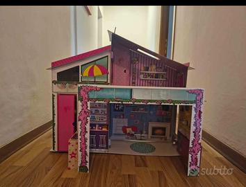 Casa di Barbie e casa delle bambole con accessori