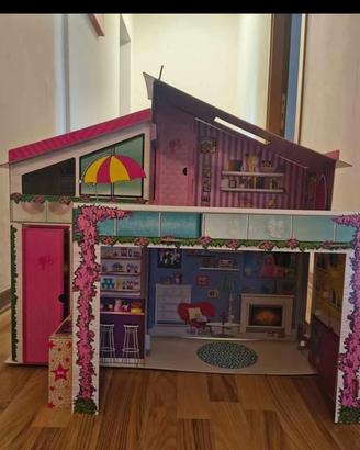 Casa di Barbie e casa delle bambole con accessori