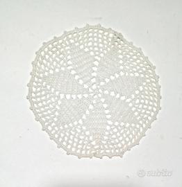 Centrino rotondo realizzato a mano con cura.  - Mo
