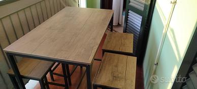 Tavolo e sgabelli