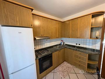 Cucina Angolare + Tavolo con mobili